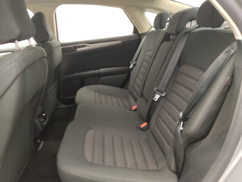 Used 2020 Ford Fusion SE image 18