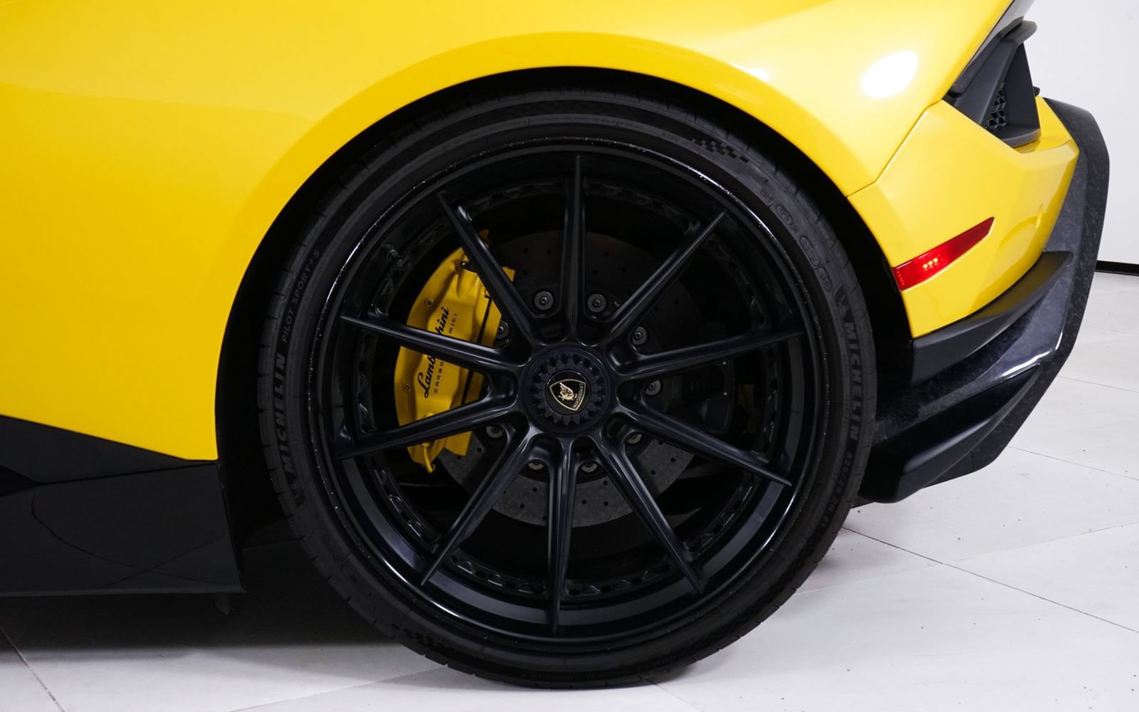 Used 2018 Lamborghini Huracan Performante AWD/4WD image 12