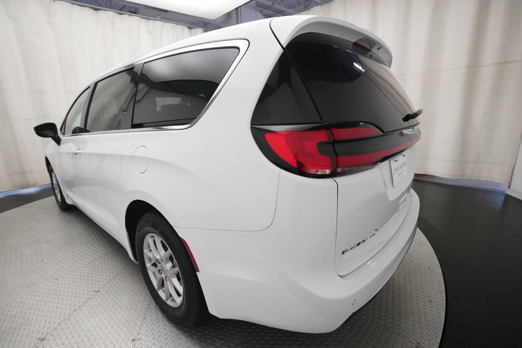 Used 2024 Chrysler Pacifica Touring-L FWD image 34