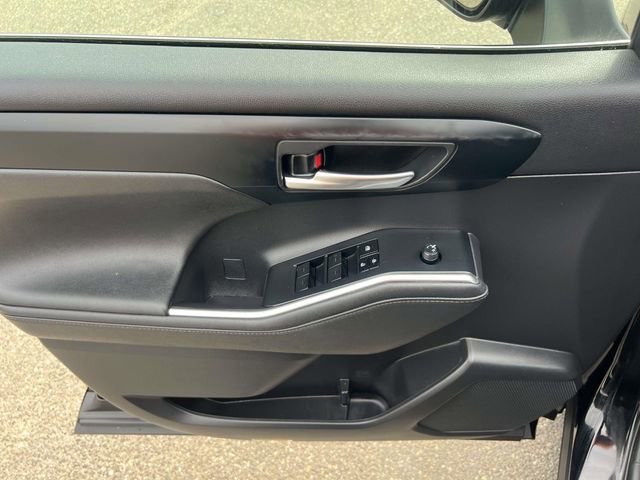 Used 2023 Toyota Highlander XLE AWD/4WD image 17