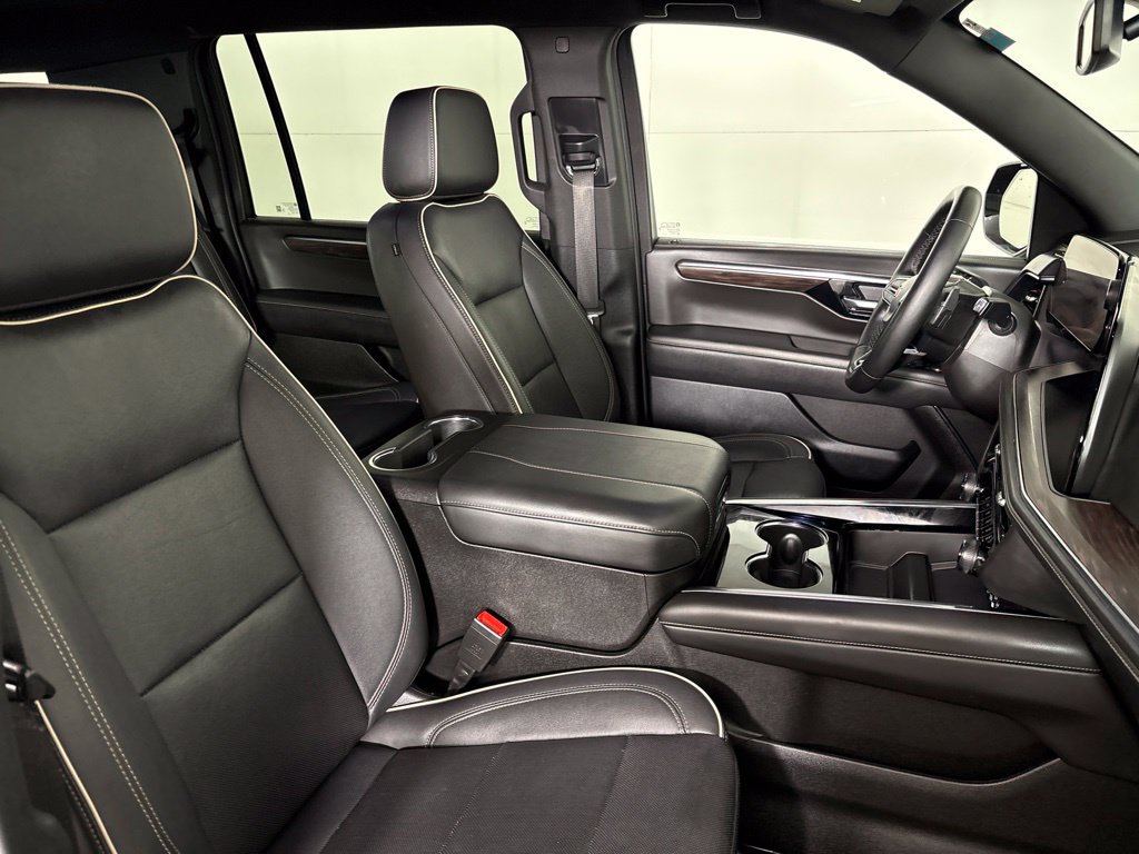 Used 2025 Chevrolet Suburban Premier AWD/4WD image 18