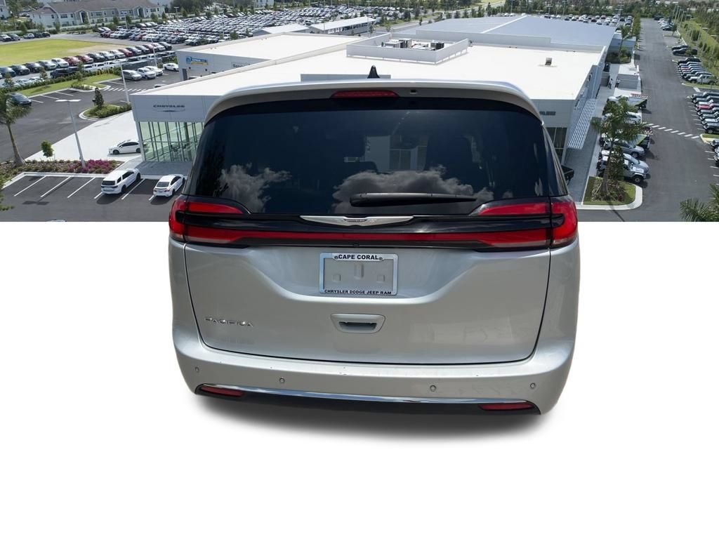 Used 2023 Chrysler Pacifica Touring-L FWD image 17