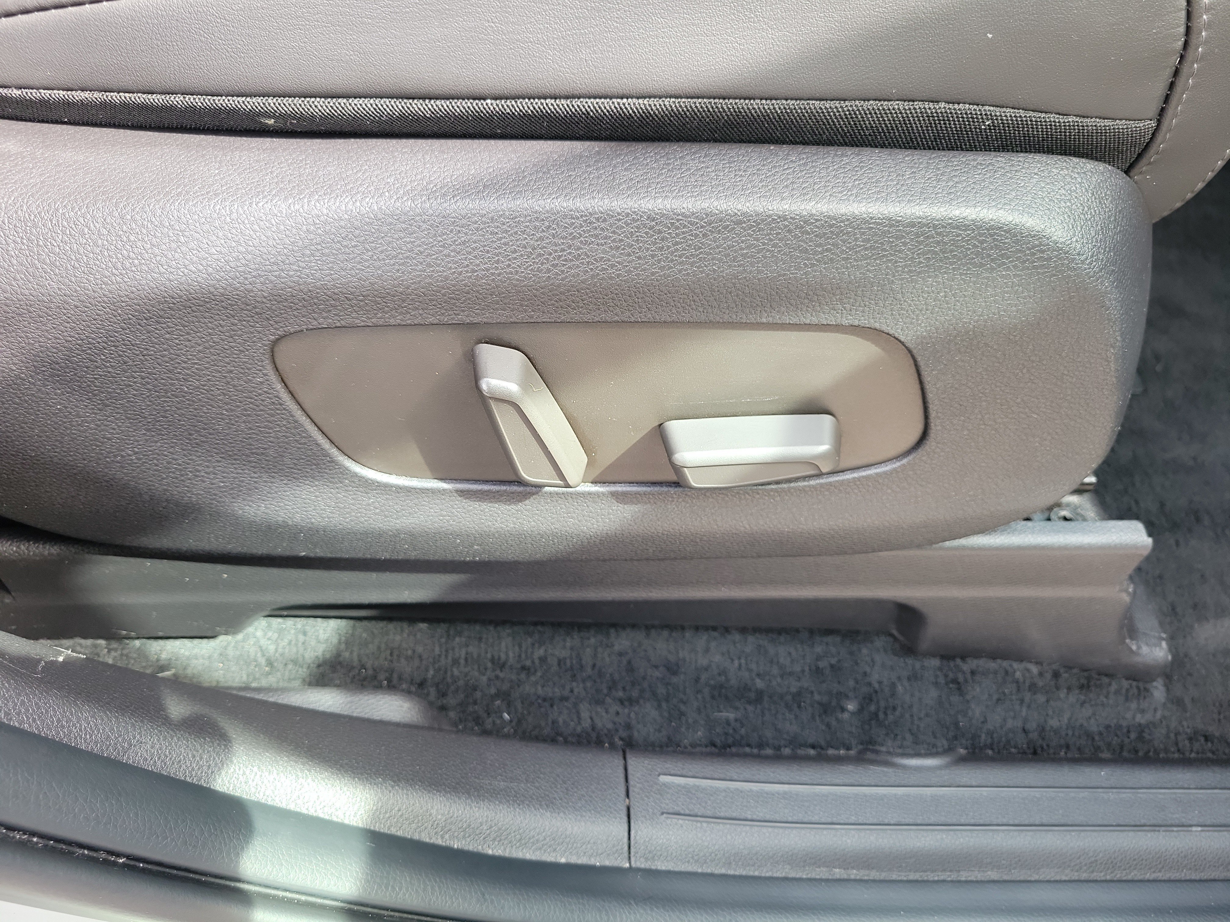 Certified 2025 Kia Carnival EX FWD image 9
