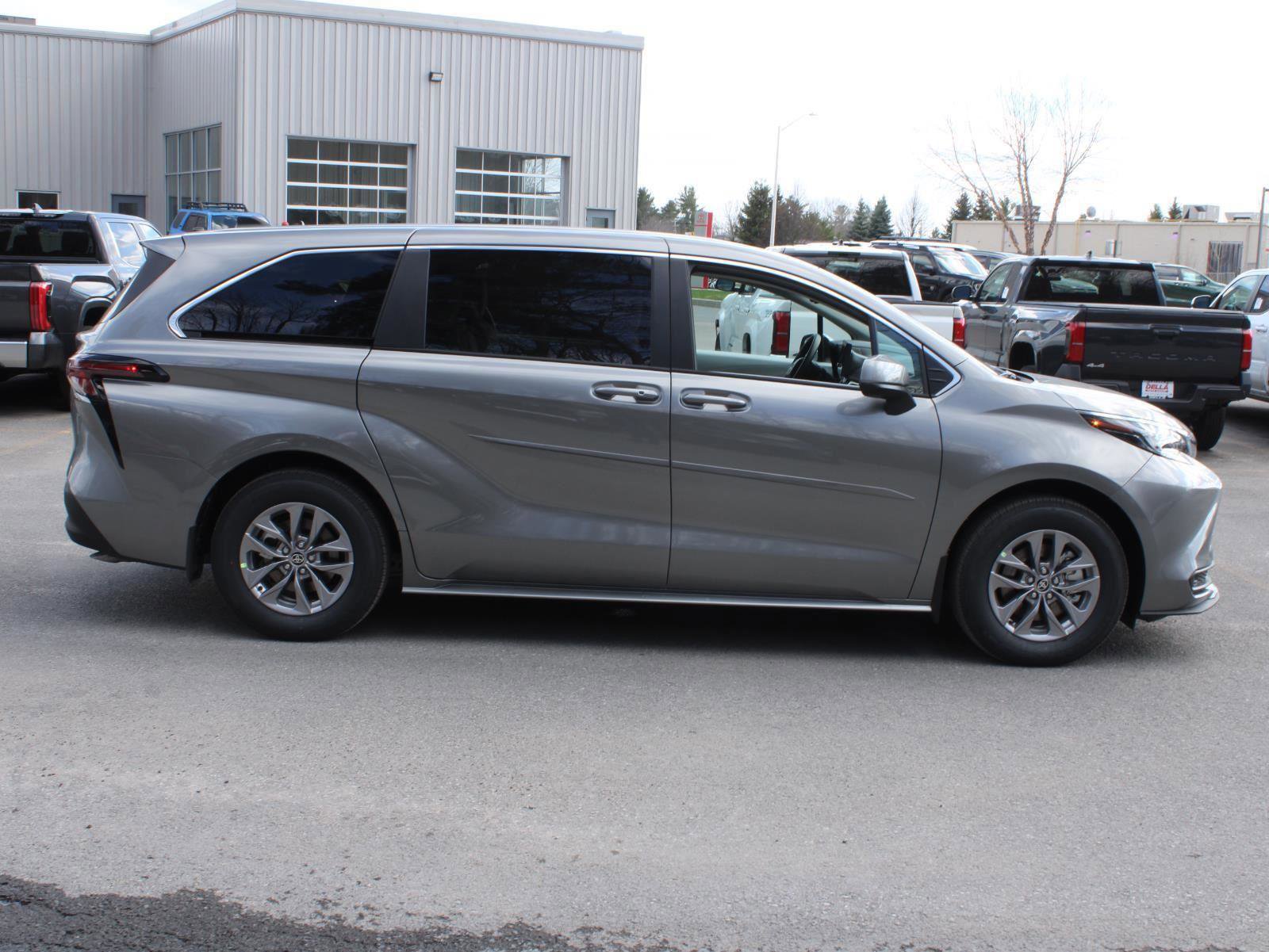 New 2026 Toyota Sienna LE AWD/4WD image 4