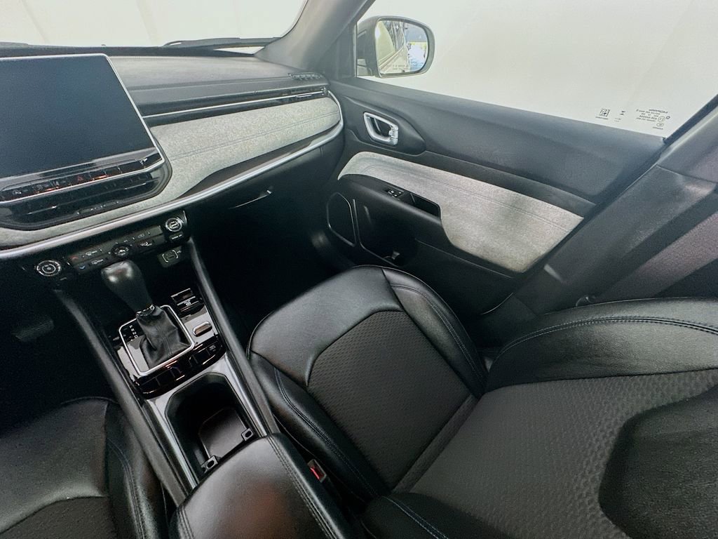 Used 2024 Jeep Compass Latitude image 11