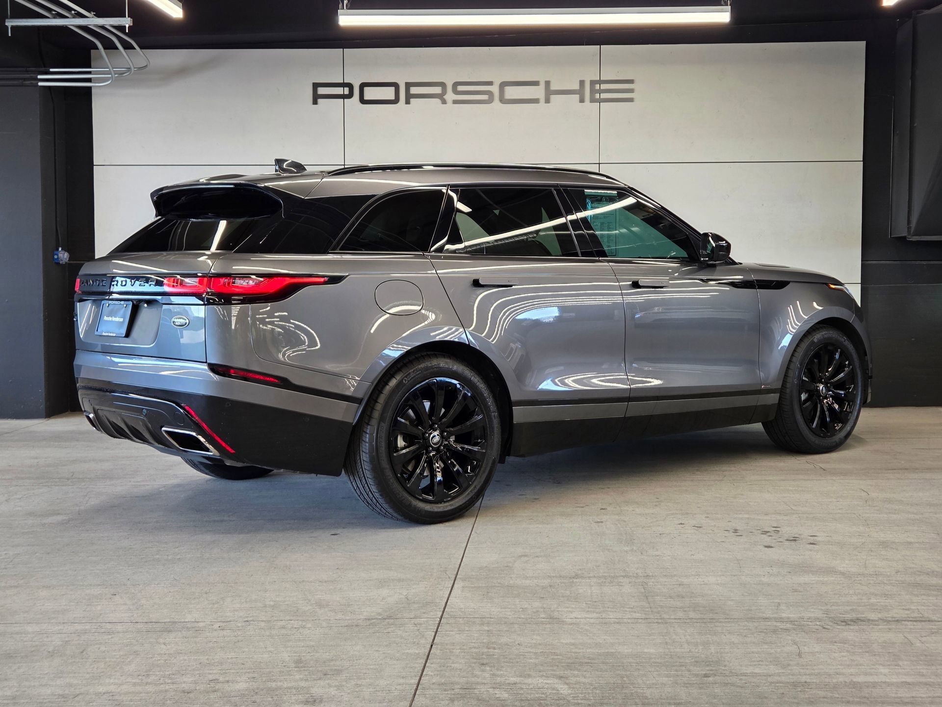 Used 2019 Land Rover Range Rover Velar R-Dynamic SE image 6