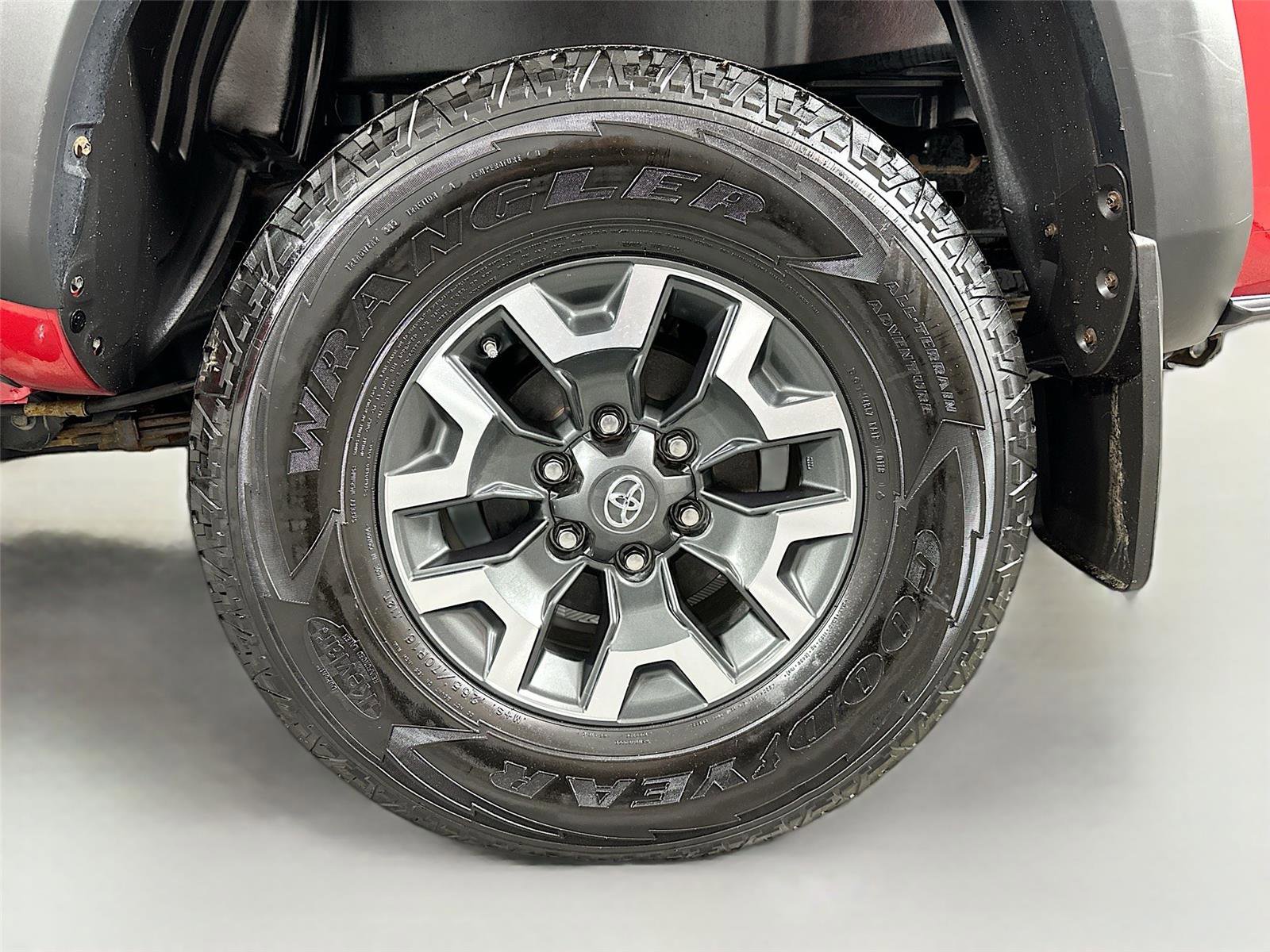 Certified 2018 Toyota Tacoma TRD Off-Road image 31