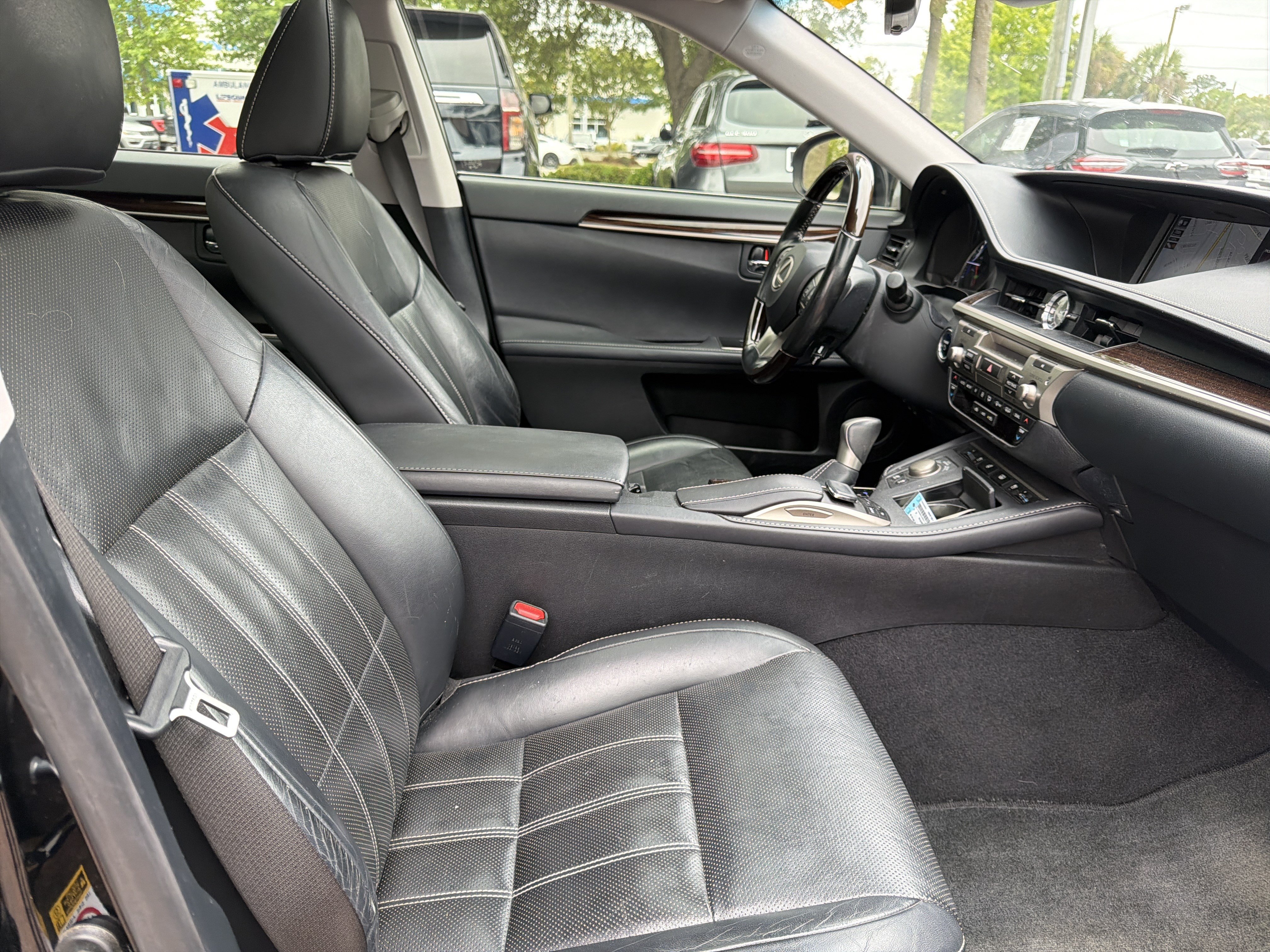 Used 2017 Lexus ES 300h w/ Luxury Package FWD image 33