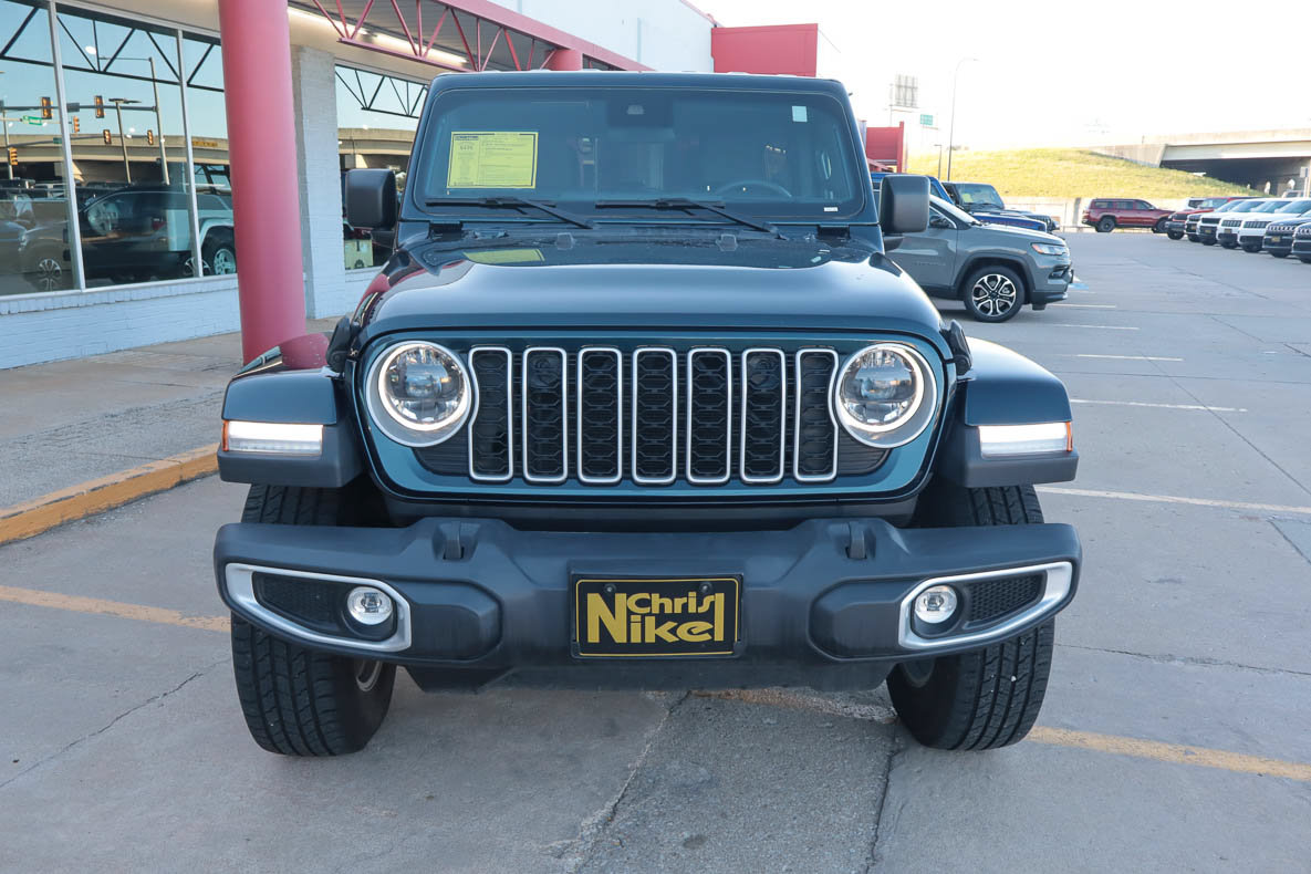 Used 2025 Jeep Wrangler Unlimited Sahara AWD/4WD image 3