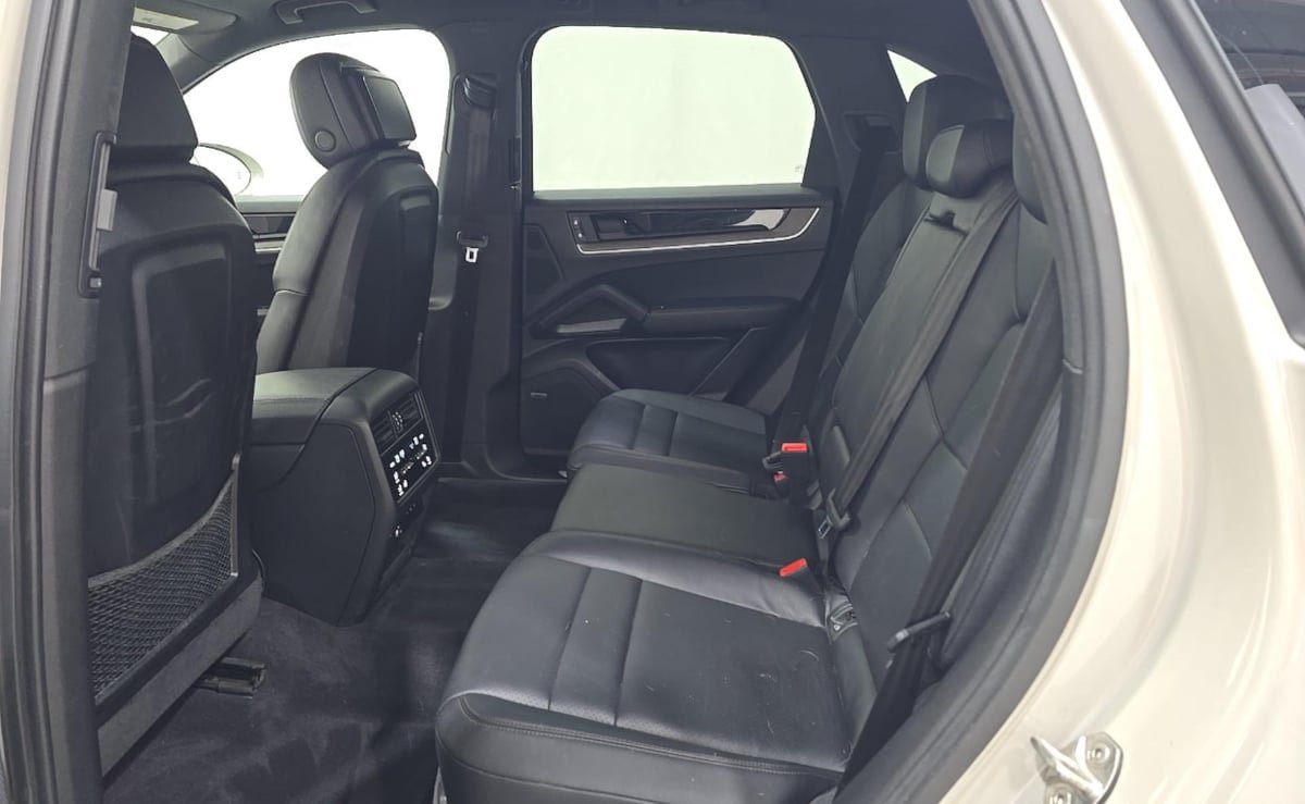 Used 2024 Porsche Cayenne AWD/4WD image 3