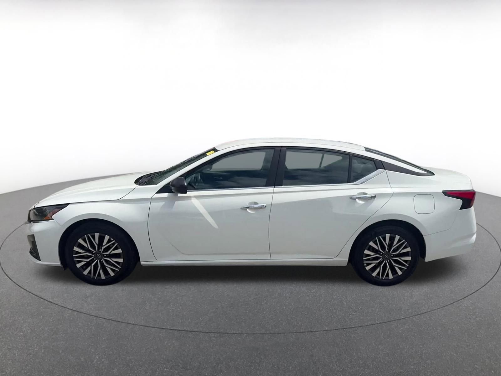 Used 2025 Nissan Altima 2.5 SV FWD image 8