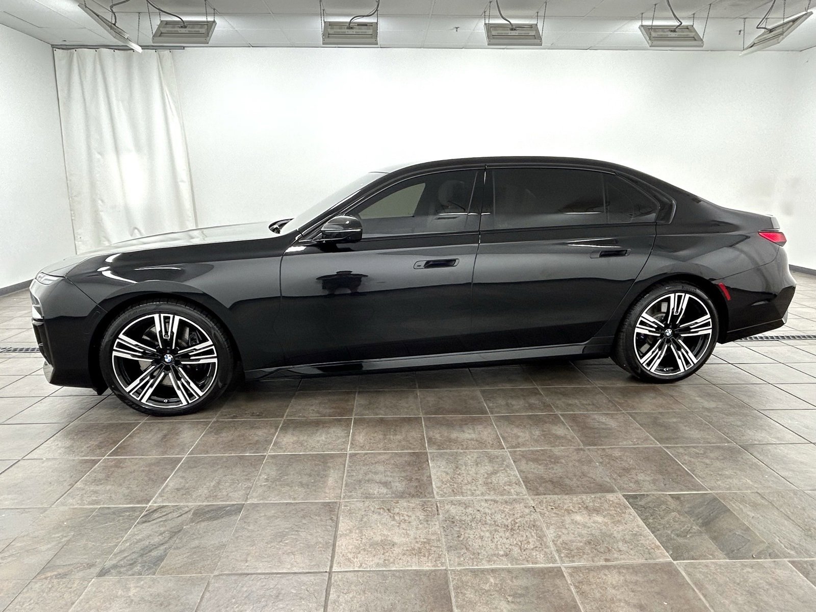 Used 2025 BMW 760i xDrive w/ Premium Package image 2