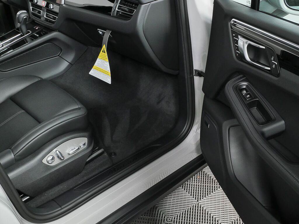 Certified 2026 Porsche Macan Turbo AWD/4WD image 25