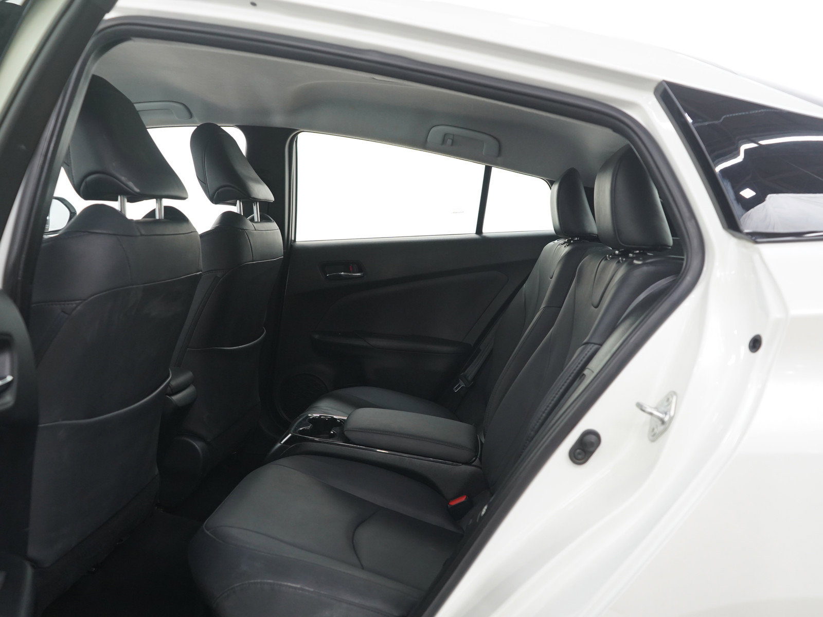 Used 2018 Toyota Prius Prime Premium image 16