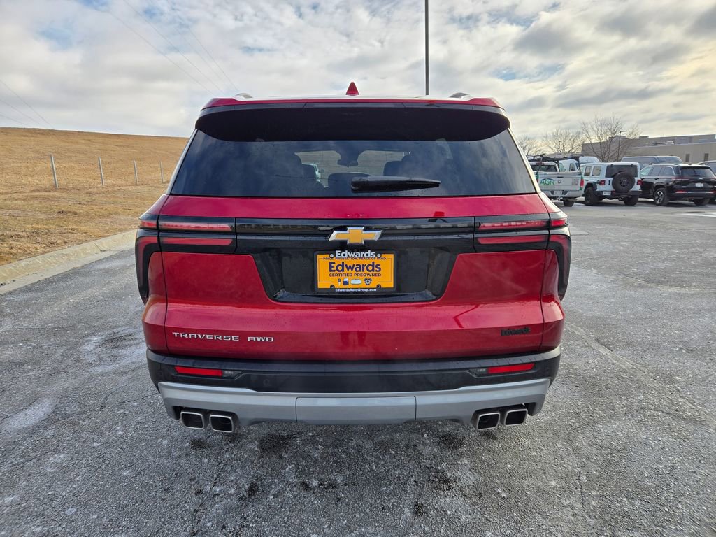 Used 2025 Chevrolet Traverse LT image 3