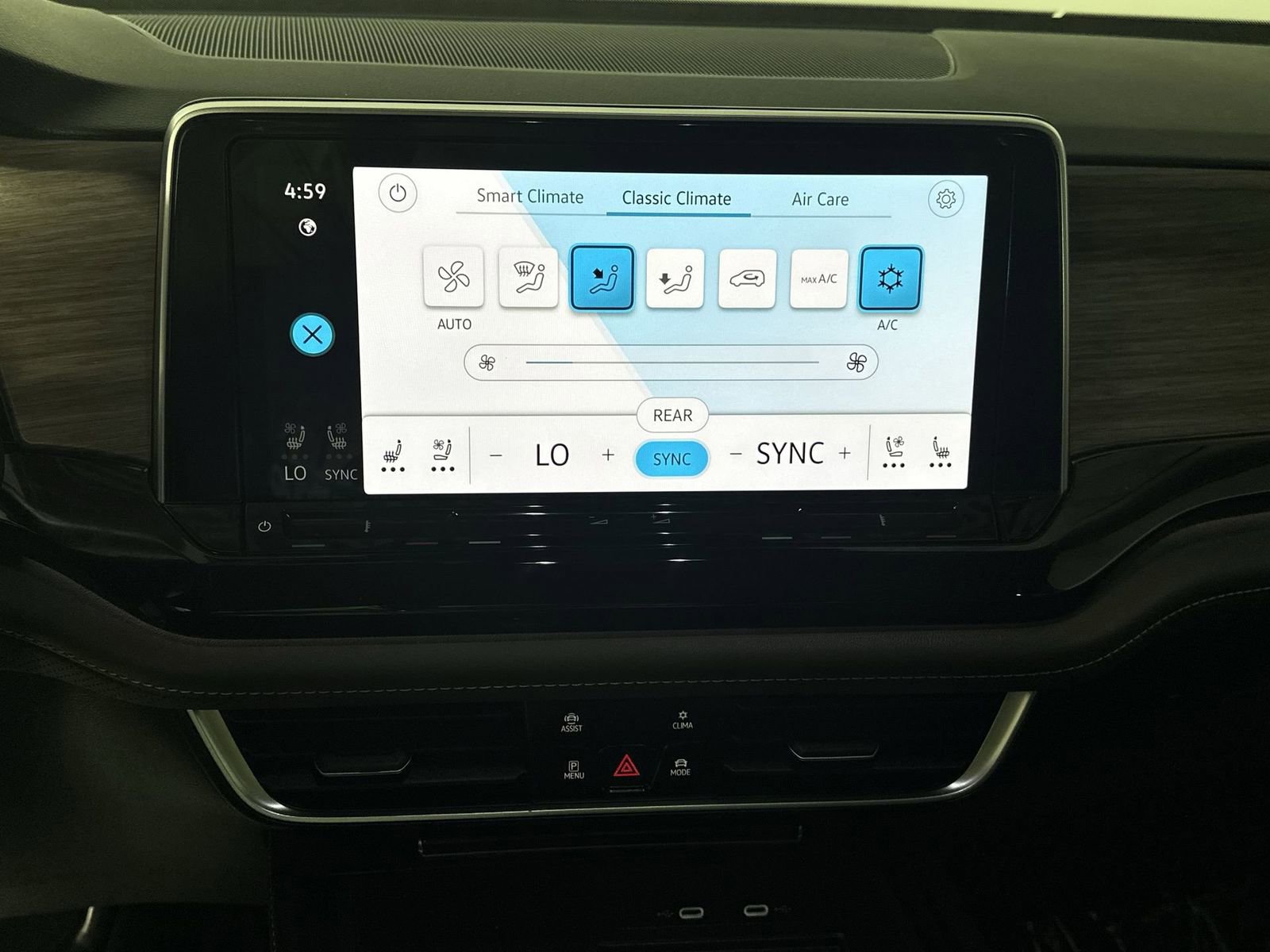 Used 2025 Volkswagen Atlas SEL AWD/4WD image 21