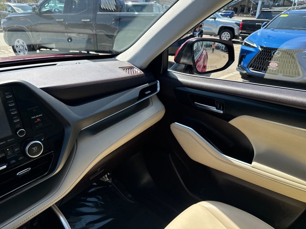 Used 2022 Toyota Highlander XLE AWD/4WD image 32