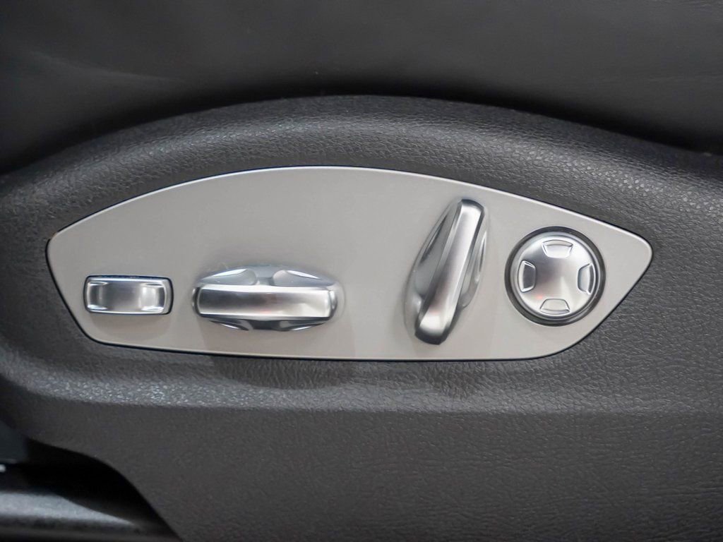 Certified 2025 Porsche Macan image 24
