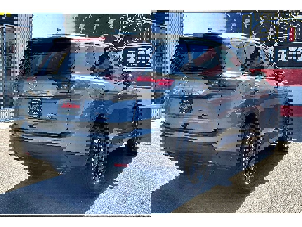 Used 2024 Nissan Rogue SV image 2