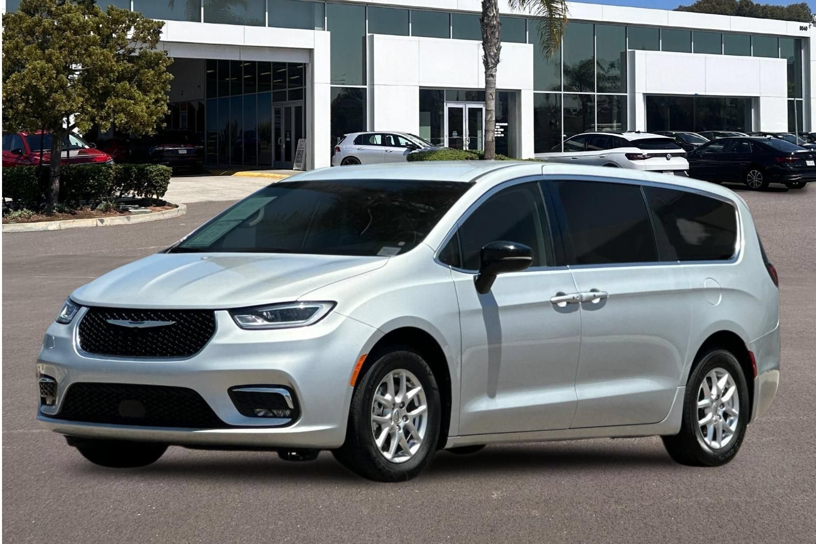 Used 2024 Chrysler Pacifica Touring-L FWD image 7