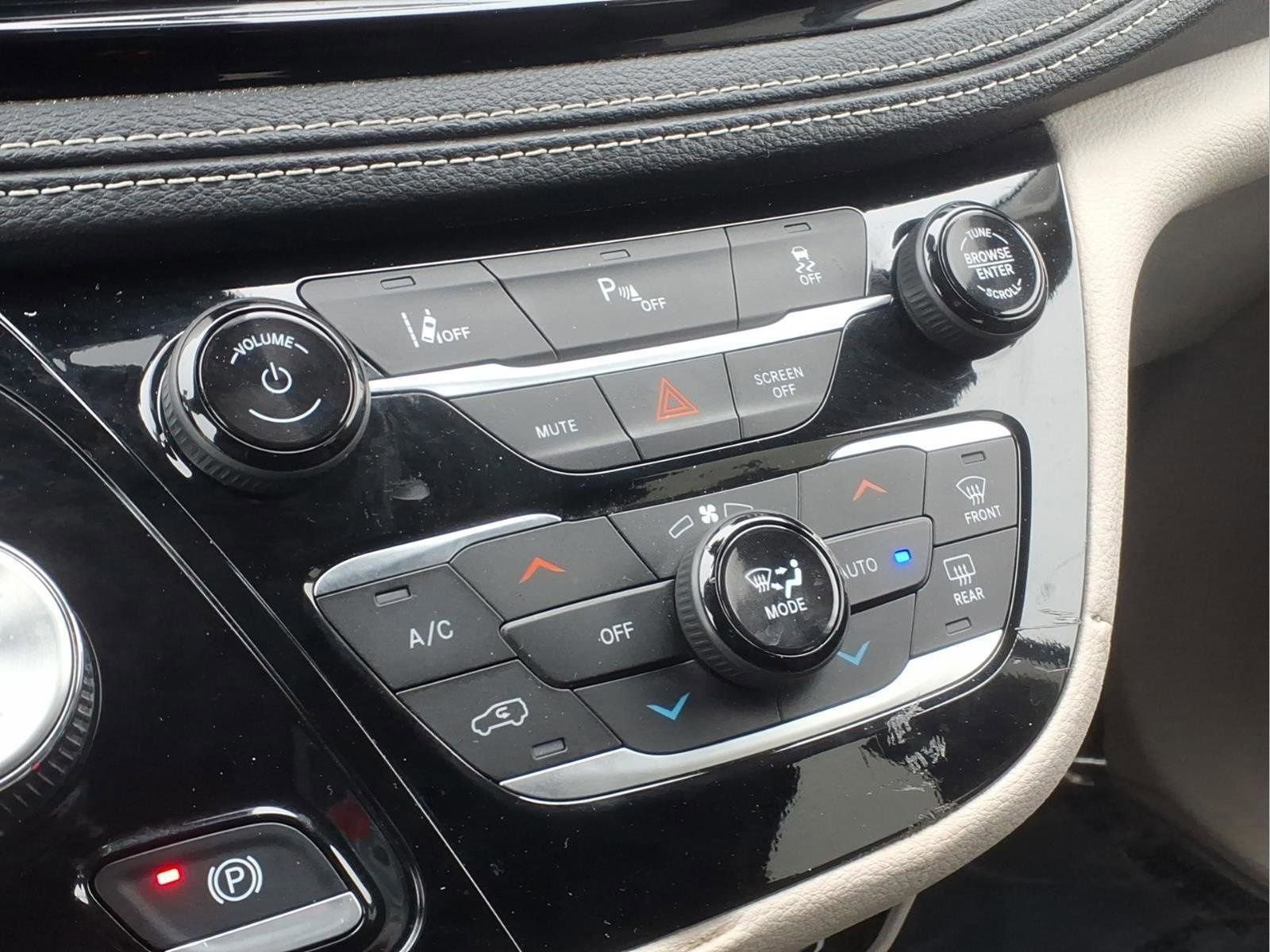 Used 2024 Chrysler Pacifica Select image 10