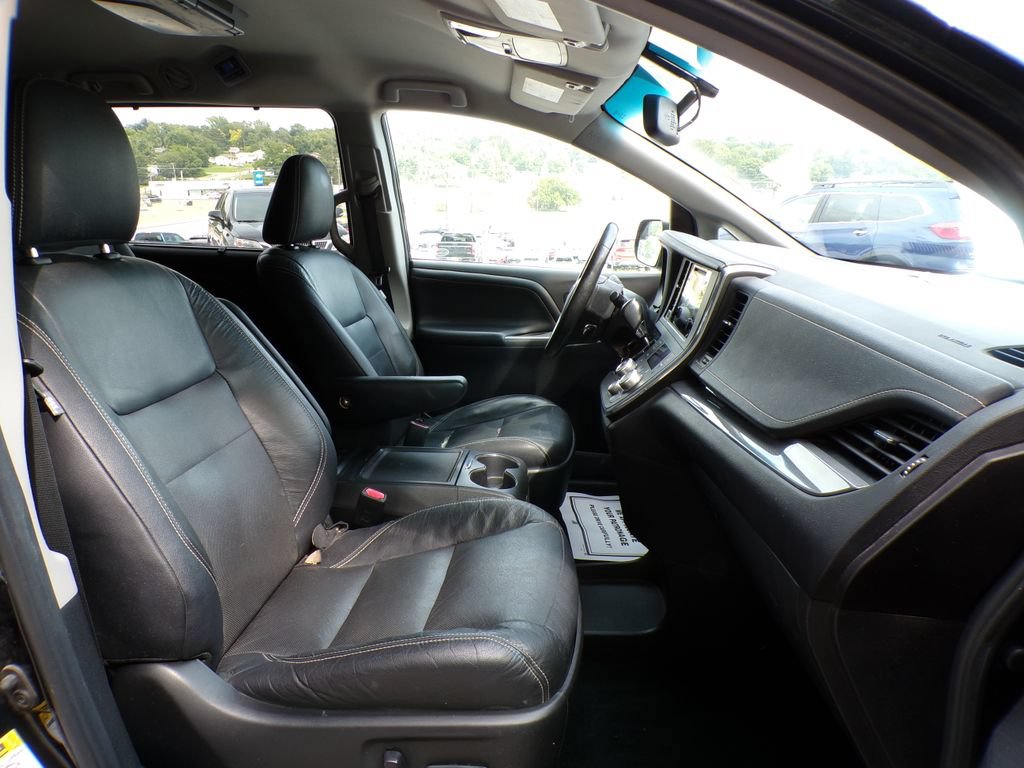Used 2016 Toyota Sienna SE FWD image 15