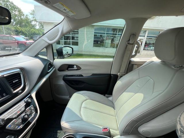 Used 2019 Chrysler Pacifica Touring-L FWD image 20