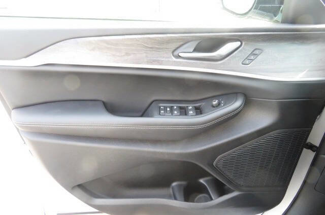 New 2025 Jeep Grand Cherokee Limited w/ Trailer Tow Package image 17