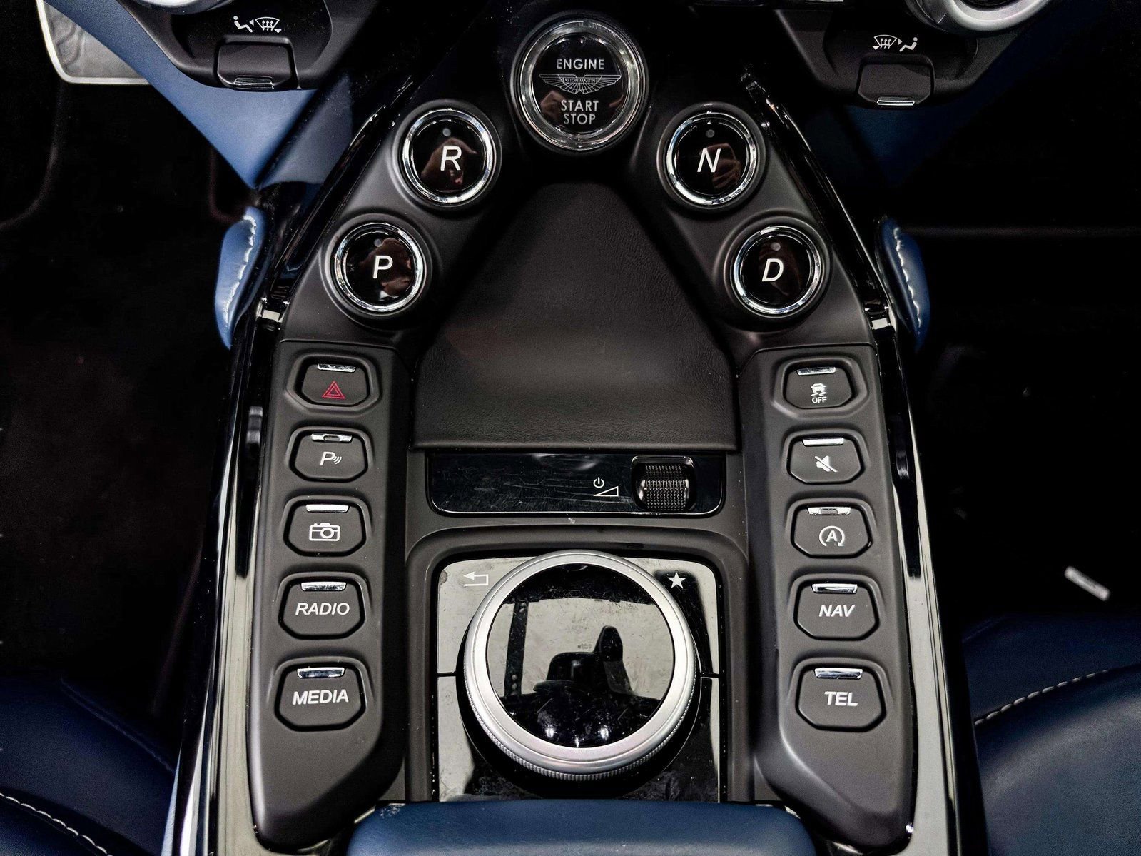 Used 2023 Aston Martin V8 Vantage Roadster image 32