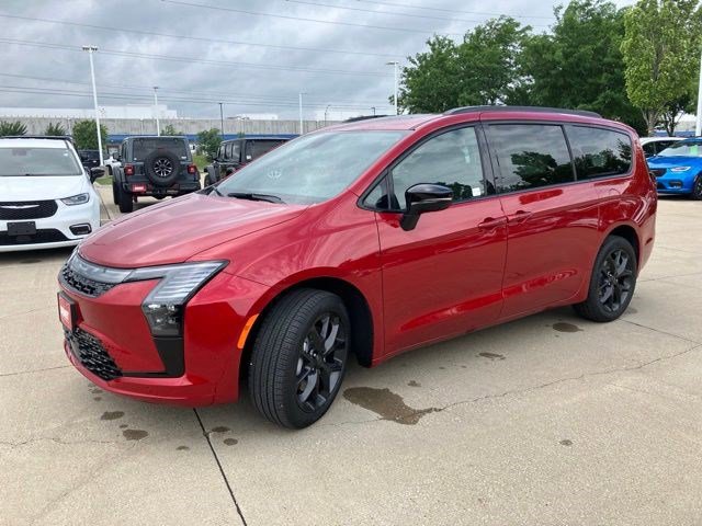 New 2027 Chrysler Pacifica Limited w/ S Appearance Package AWD/4WD image 3