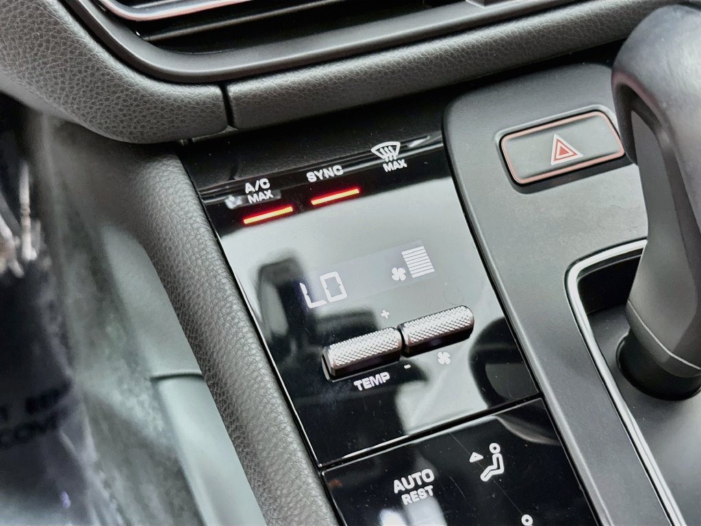 Certified 2024 Porsche Macan AWD/4WD image 18