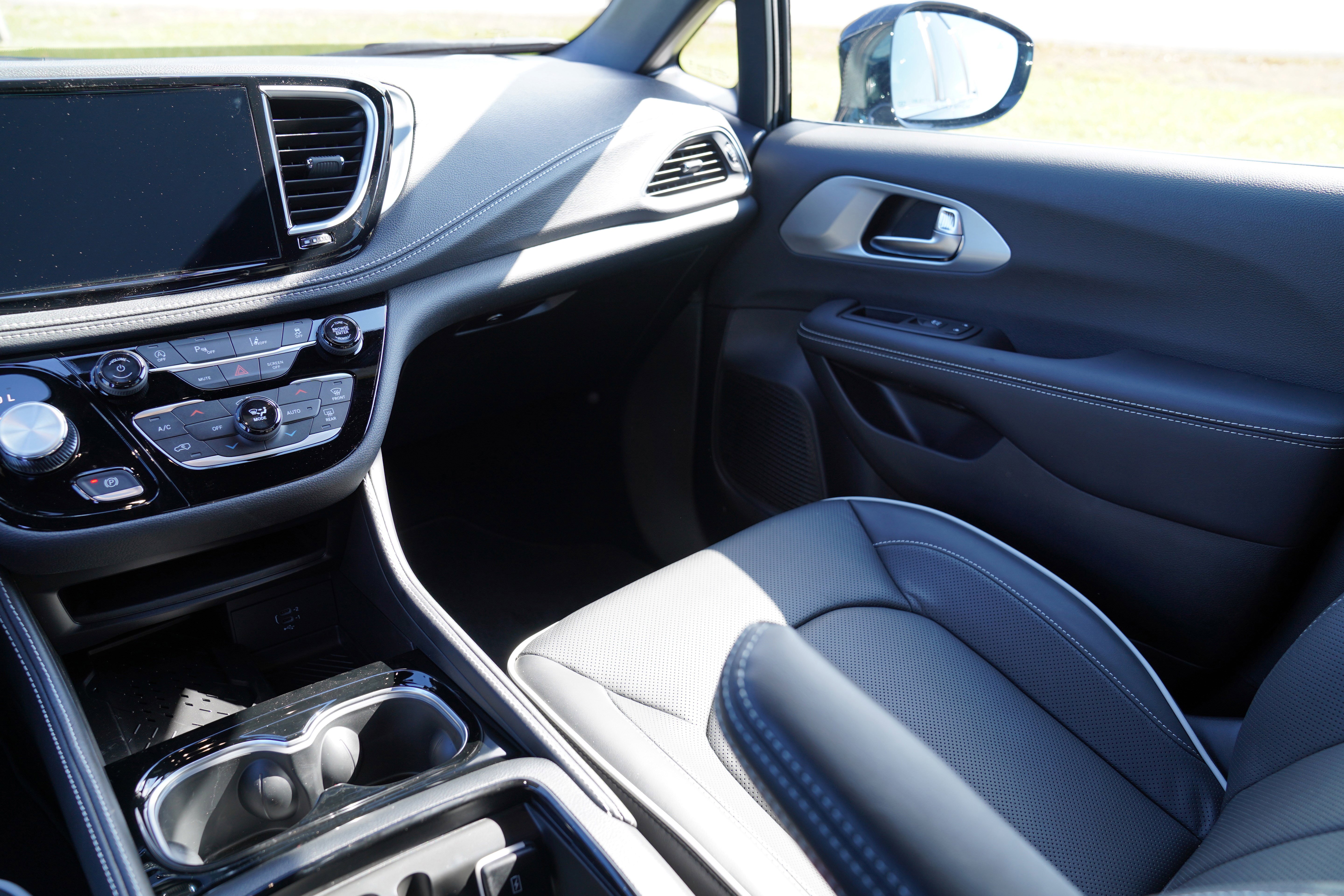 New 2026 Chrysler Pacifica Limited image 11