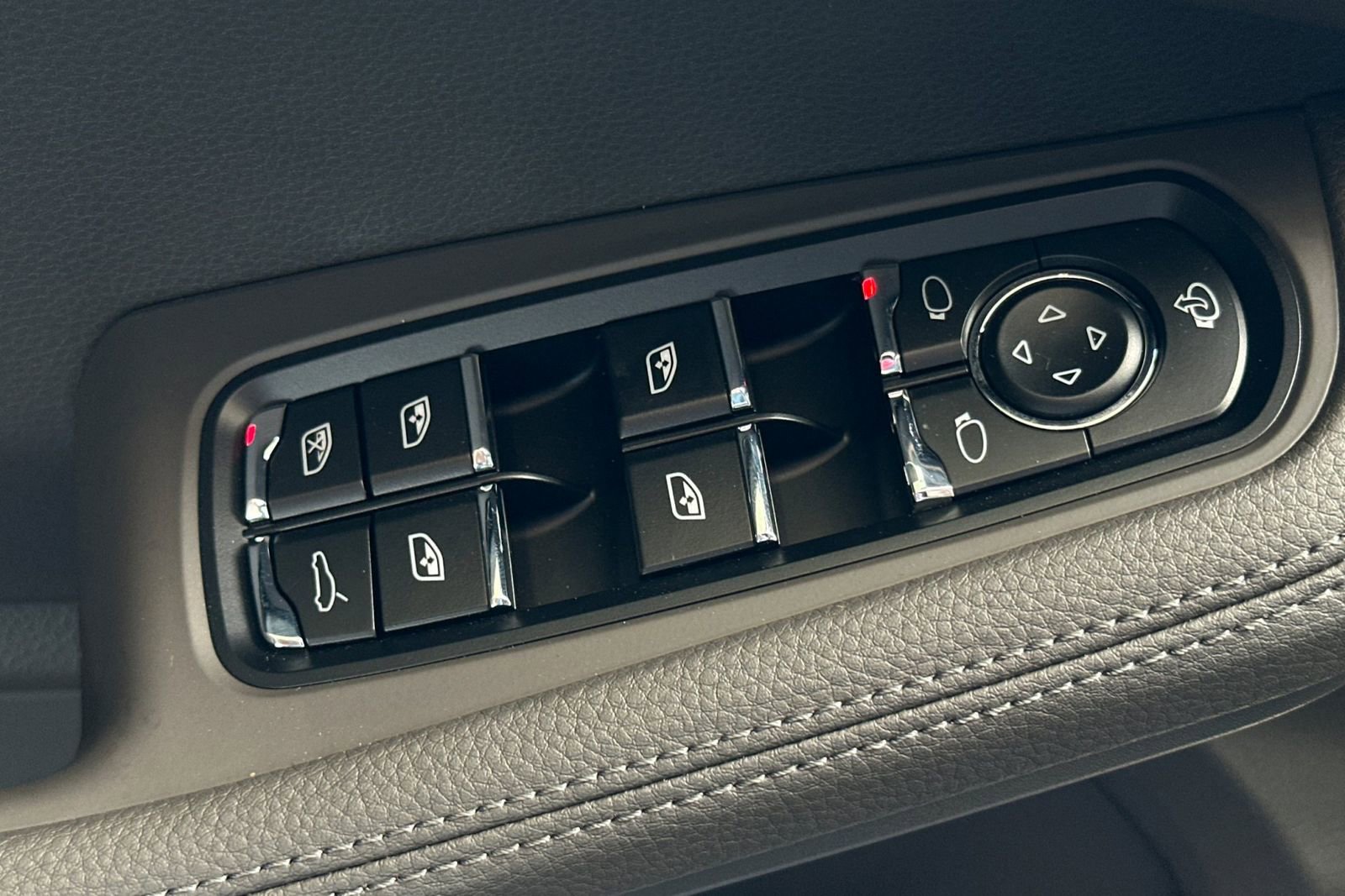 Certified 2025 Porsche Macan image 13