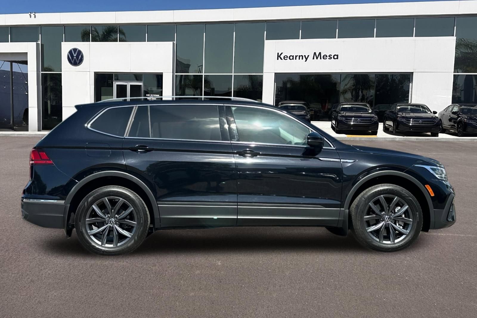 Used 2023 Volkswagen Tiguan SE w/ Panoramic Sunroof Package AWD/4WD image 3
