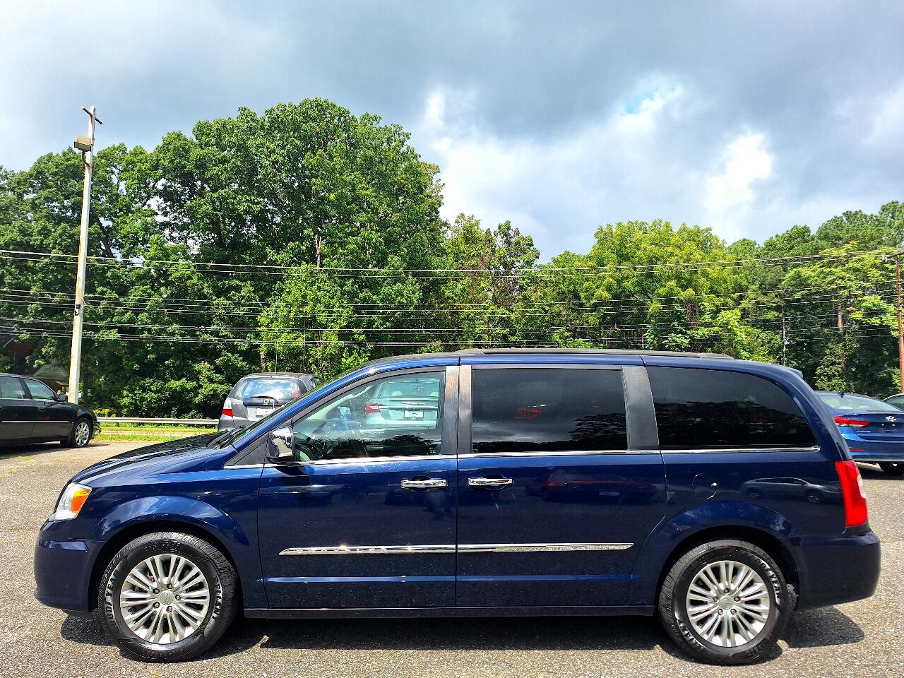 Used 2015 Chrysler Town & Country Touring-L w/ Driver Convenience Group image 5