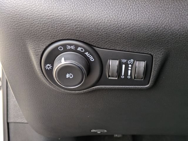 Certified 2026 Jeep Compass Latitude w/ Sun and Sound Group AWD/4WD image 19