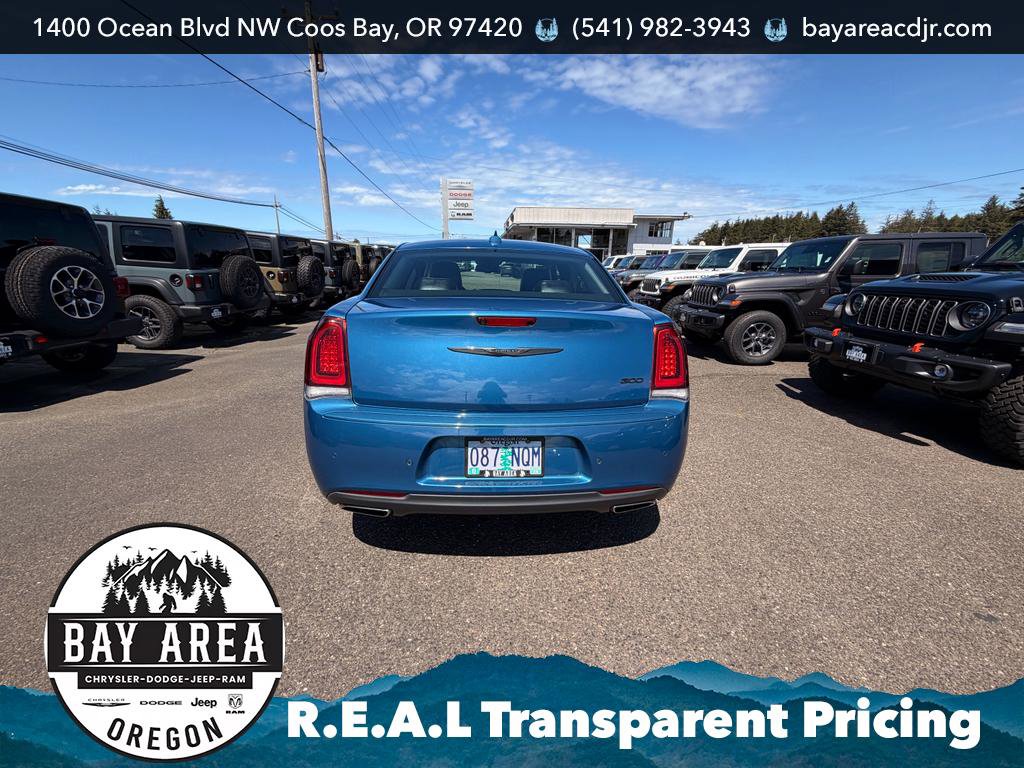 Used 2022 Chrysler 300 Touring L RWD image 5