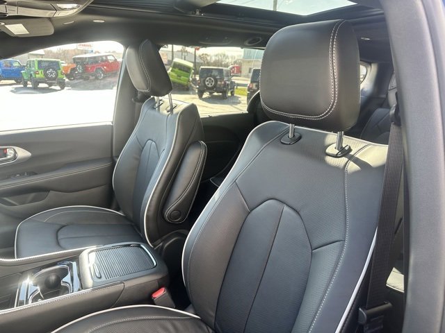 New 2026 Chrysler Pacifica Limited image 28