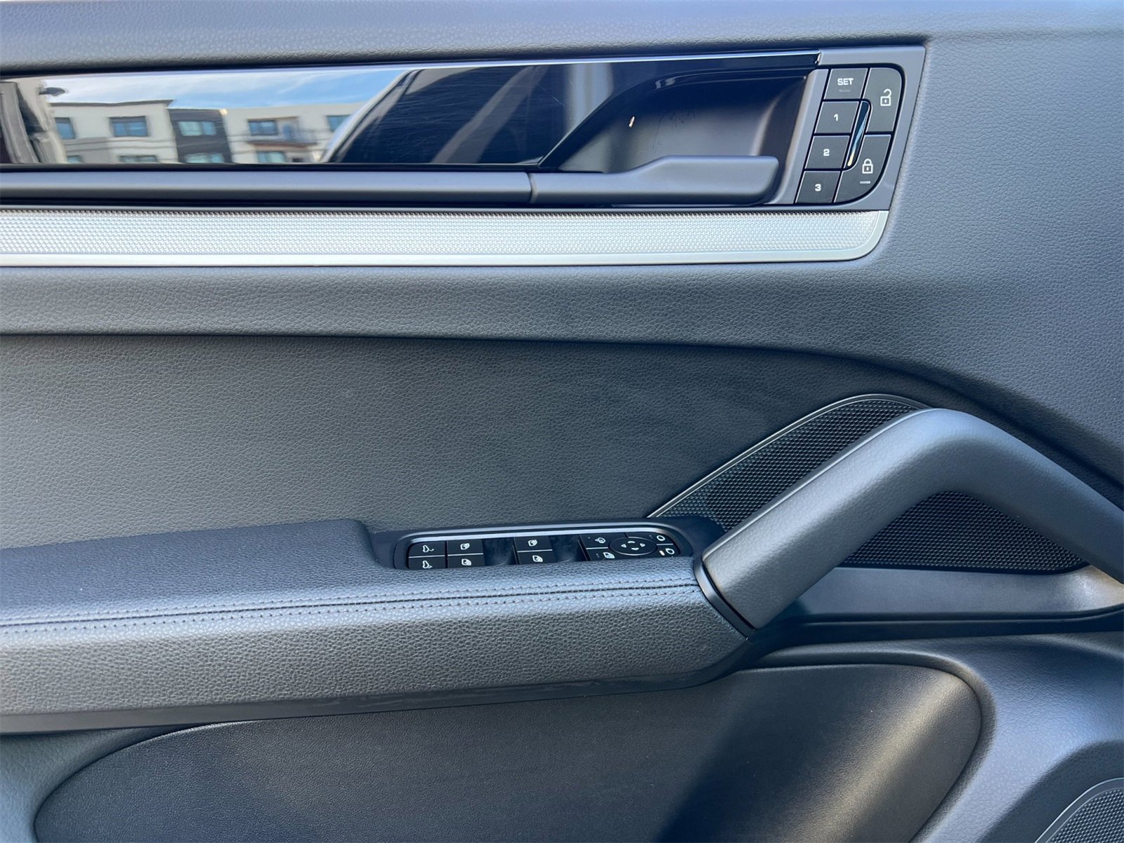 Certified 2025 Porsche Cayenne image 12