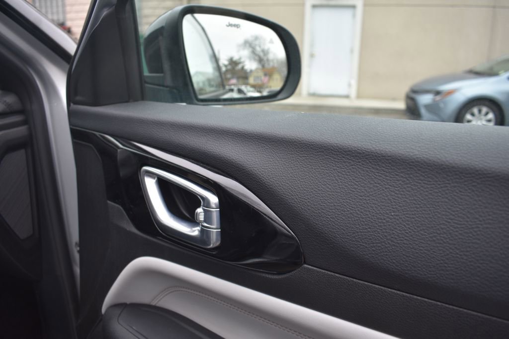 Used 2025 Jeep Compass Limited image 22