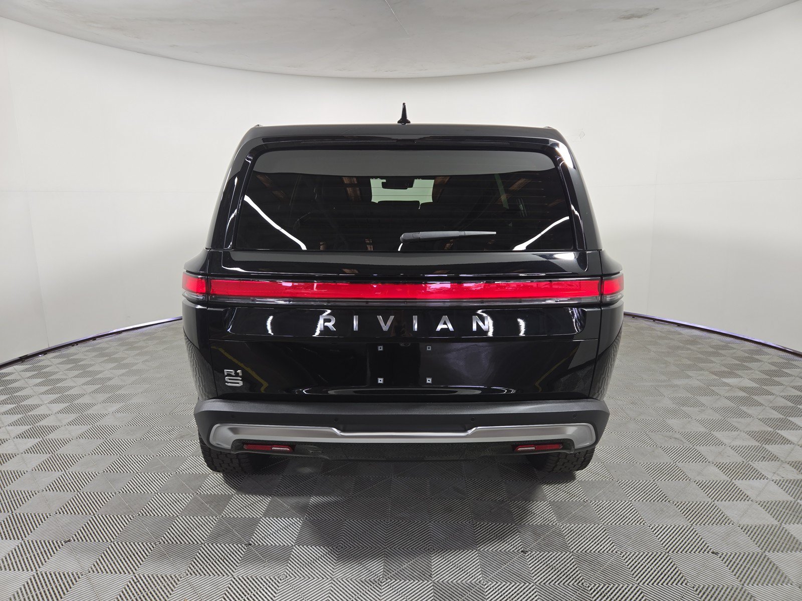 Used 2025 Rivian R1S Adventure AWD/4WD image 4