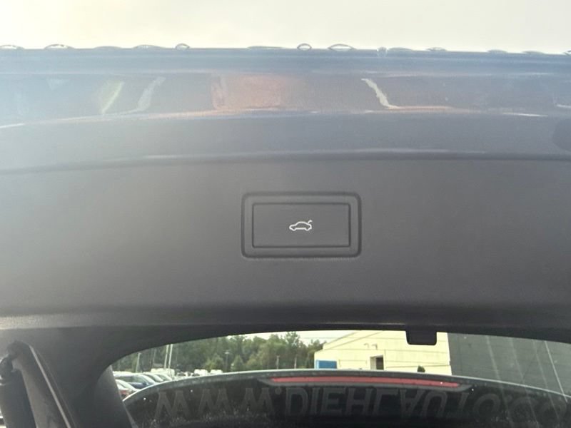 Used 2025 Volkswagen Tiguan SE w/ Panoramic Sunroof Package AWD/4WD image 8