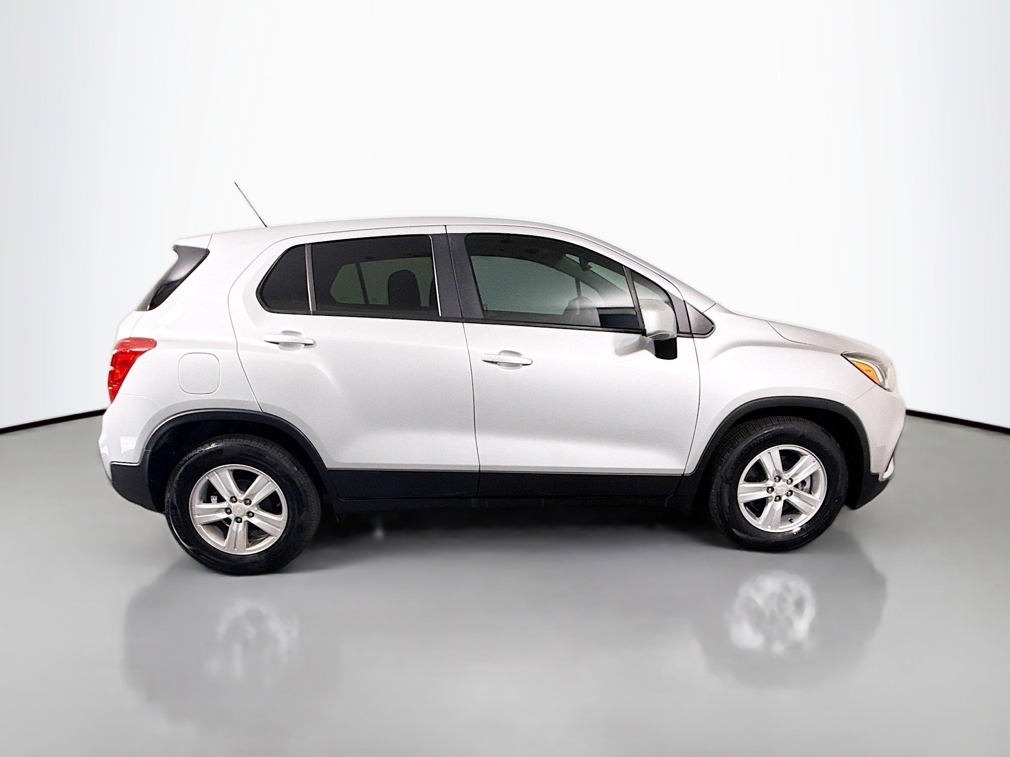 Used 2022 Chevrolet Trax LS w/ Tint and Cruise Package image 11