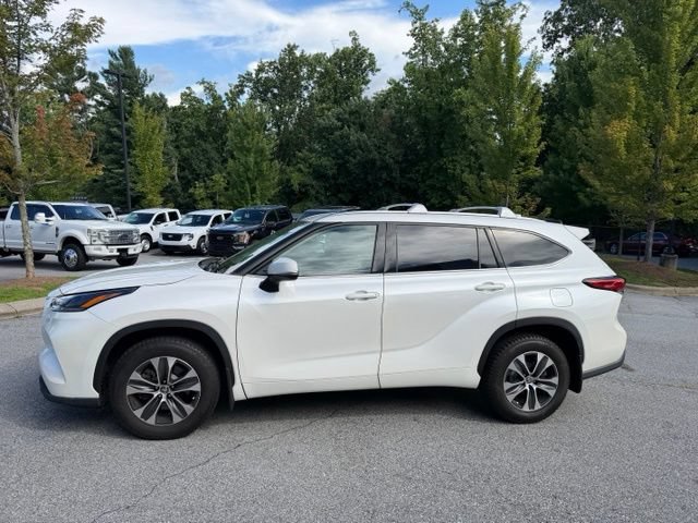Used 2021 Toyota Highlander XLE AWD/4WD image 2