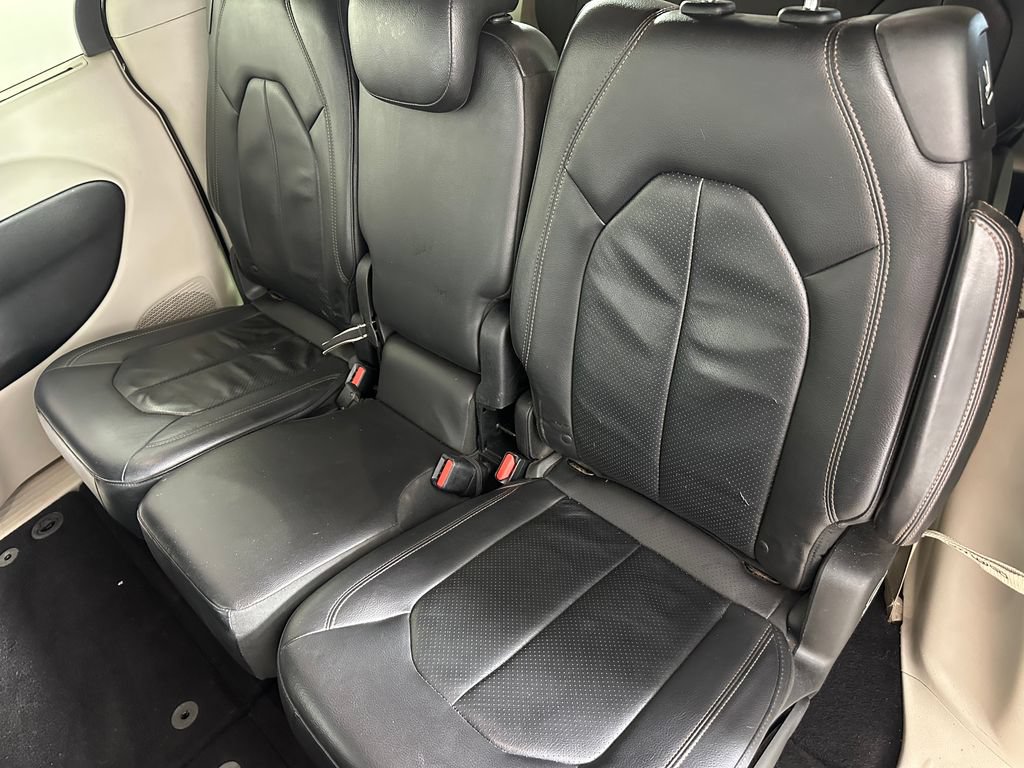 Used 2018 Chrysler Pacifica Touring-L FWD image 25