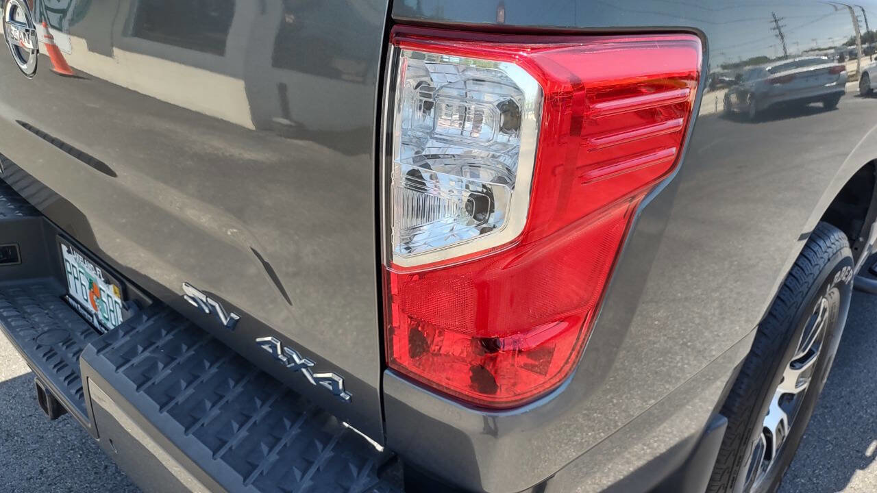 Used 2022 Nissan Titan SV w/ SV Convenience Package image 40