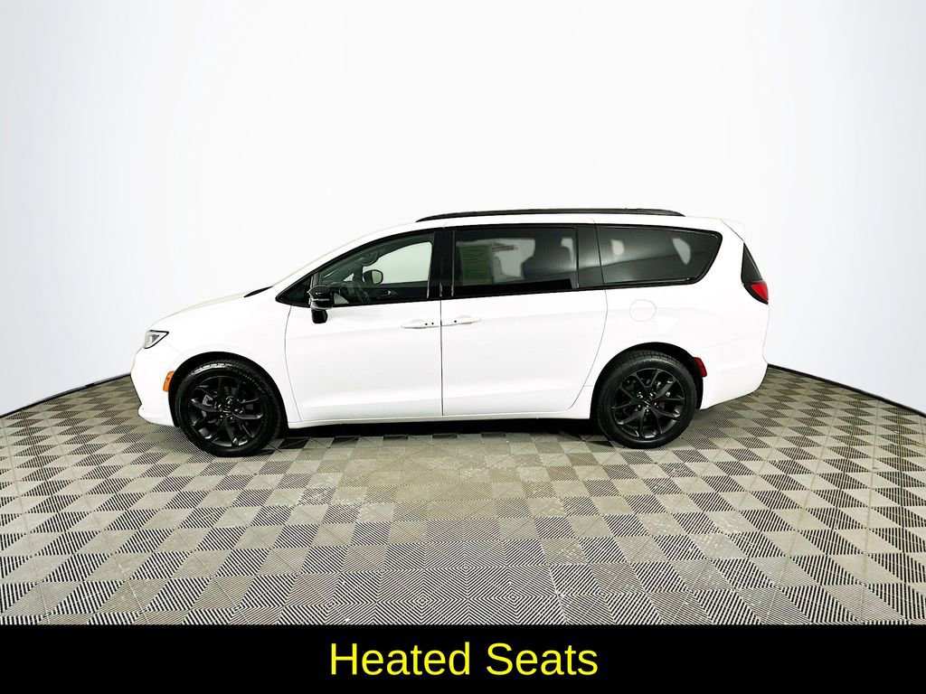 Used 2023 Chrysler Pacifica Limited w/ Uconnect Theater Family Group image 6