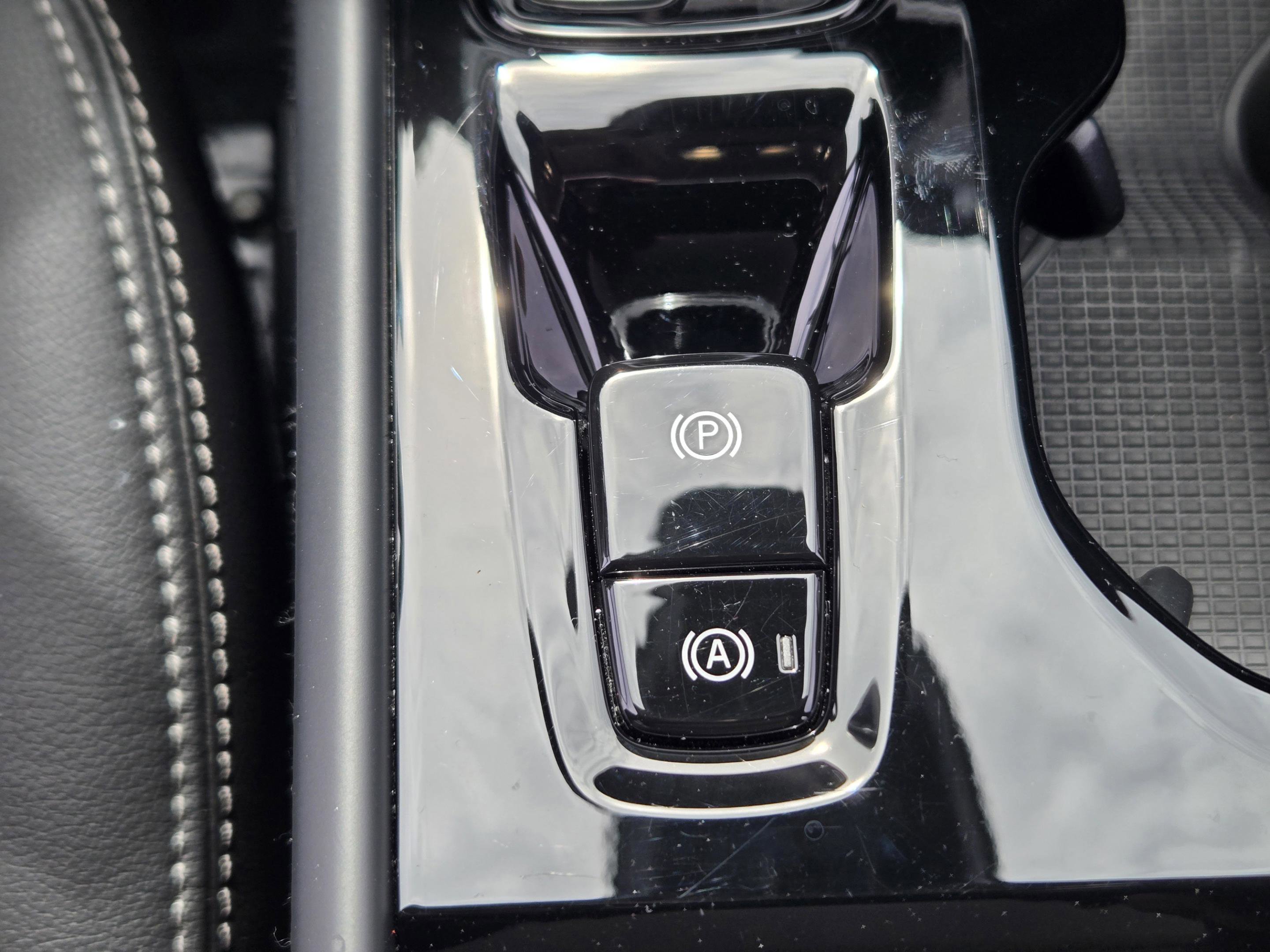 Used 2025 Volvo XC40 B5 Plus image 29