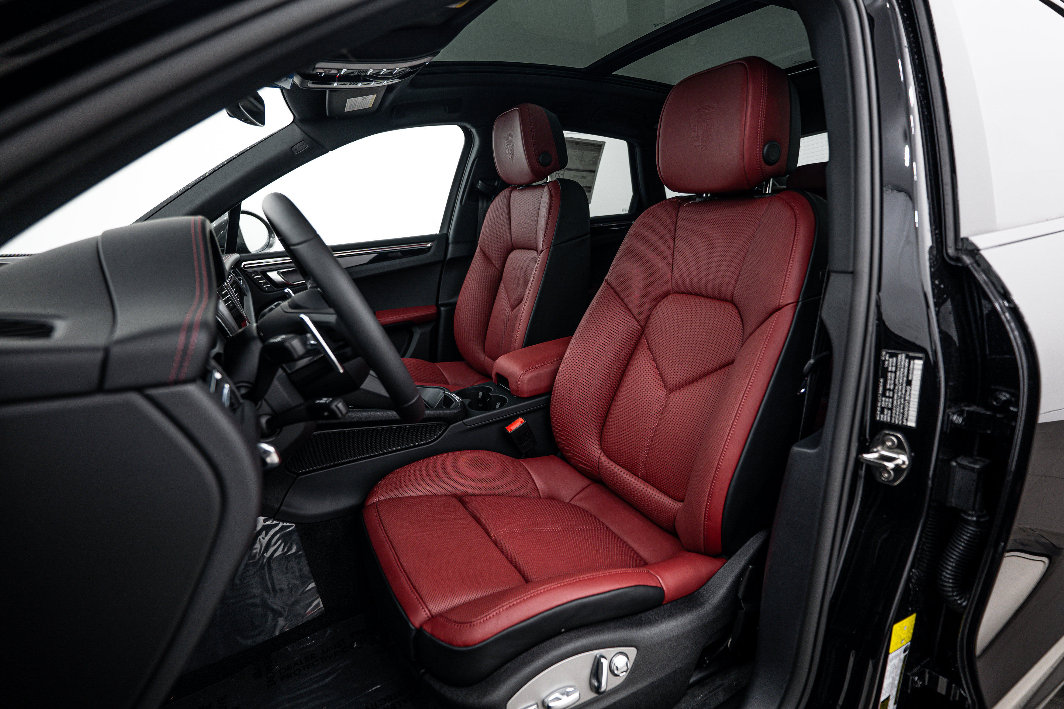 Certified 2026 Porsche Macan Turbo AWD/4WD image 5