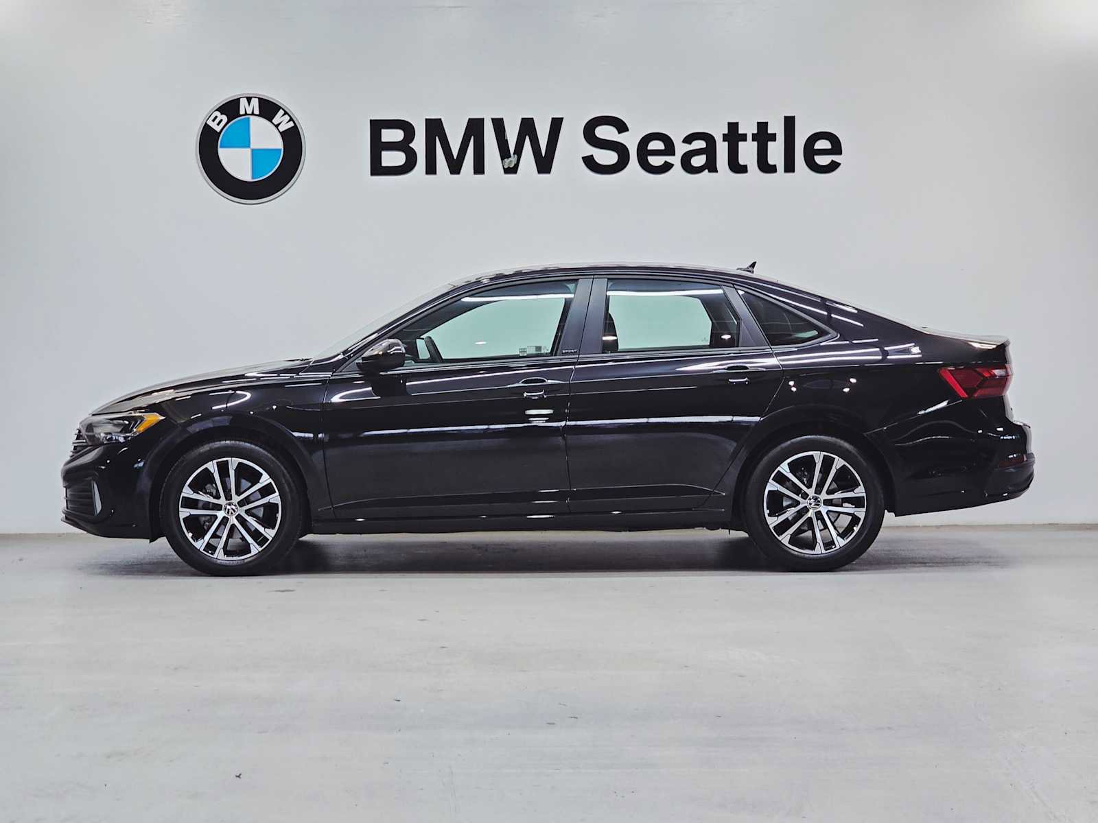 Used 2023 Volkswagen Jetta Sport image 3